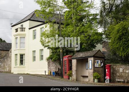 Tradizionale telefono rosso box da bus rifugio e postbox nel centro del villaggio. The Square, St Briavel's, Forest of Dean Gloucestershire, Inghilterra, Regno Unito Foto Stock