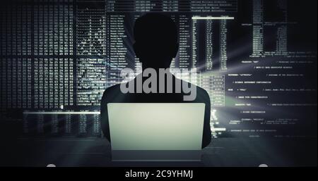 Silhouette di un uomo che lavora su un notebook contro un digitale sfondo del codice Foto Stock