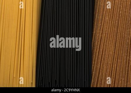 Tipo di albero di spaghetti italiani non cotti in primo piano. Pasta di fondo. Foto Stock