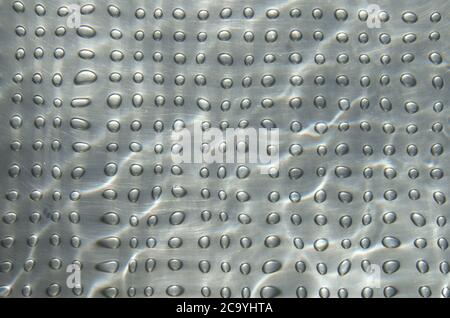Fondo grigio metallizzato: Pavimento piscina in acciaio inox con punti distorti Foto Stock