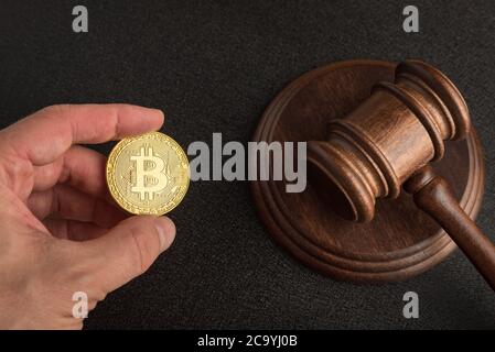 Legge o asta gavel e bitcoins in mano. Risoluzione delle controversie sulle frodi ai bitcoin. Legislazione sulla criptovaluta Foto Stock