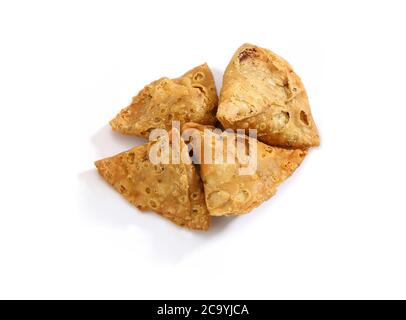 samsa o samosa vegetariane (Samosa). Specialità indiane di strada tradizionale, punjabi samosa o Coxinha, Croquete e altri spuntini brasiliani fritti. - Foto Stock