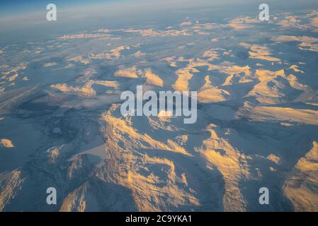 Vista aerea sulle montagne scandinave. Norvegia Foto Stock