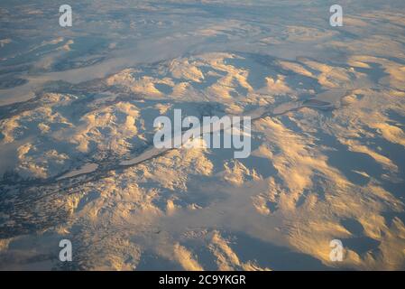 Vista aerea sulle montagne scandinave. Norvegia Foto Stock