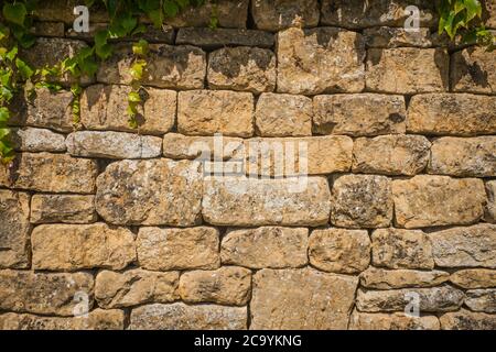 Una parete fatta dalla tradizionale pietra inglese Cotswold UK Foto Stock
