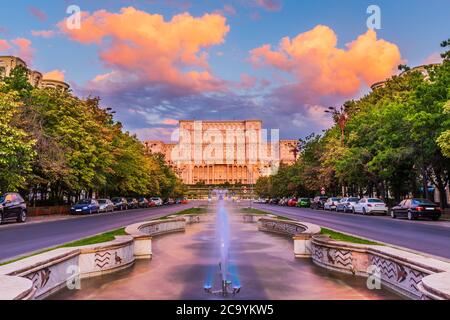 Bucarest, Romania. Il Palazzo del Parlamento all'alba. Foto Stock