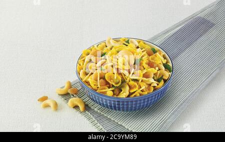 Jada POHA Namkeen Chivda / Thick Pohe Chiwda è uno spuntino in vaso con un mix di sapori dolci, salati e noci, servito con bevande fredde. Fuoco selettivo - i Foto Stock