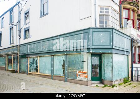 Corri giù dilapidati caffè nella città di mare di Morecambe Foto Stock