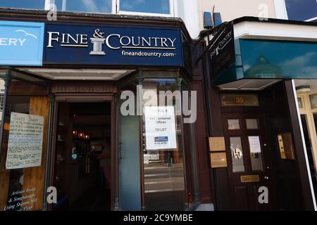 Tenterden, Kent, Regno Unito. 03 agosto 2020. Aggiornamento Coronavirus: Impatto COVID 19 sulla strada alta con più chiusure di negozi. Photo Credit: Paul Lawrenson-PAL Lawrenson/Alamy Live News Foto Stock