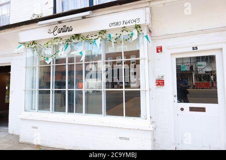 Tenterden, Kent, Regno Unito. 03 agosto 2020. Aggiornamento Coronavirus: Impatto COVID 19 sulla strada alta con più chiusure di negozi. Photo Credit: Paul Lawrenson-PAL Lawrenson/Alamy Live News Foto Stock