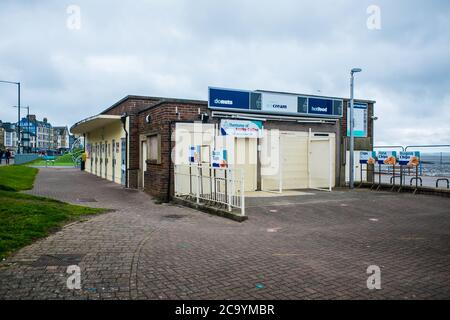 Corri giù dilapidati caffè nella città di mare di Morecambe Foto Stock