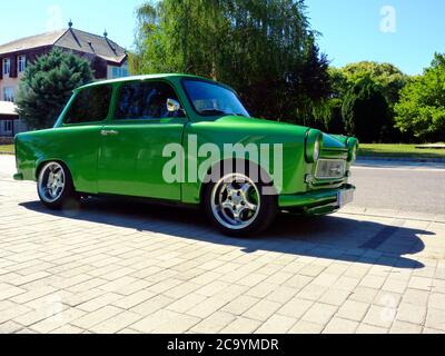 La Germania orientale ha fatto restaurata una piccola auto d'epoca a due tempi. Marciapiede in cemento nel luminoso giorno d'estate. Popolare vecchio collezionista in stile retrò in Europa Foto Stock