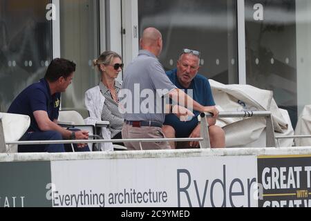 CHESTER LE STREET, INGHILTERRA. 2 AGOSTO 2020 - Sir Ian Botham il Charirman di Durham con sua moglie Kathy, Marcus North, il Direttore di Cricket di Durham (a sinistra) e James Whittaker durante la partita del Bob Willis Trophy tra Durham e Yorkshire a Emirates Riverside, Chester le Street lunedì 3 agosto 2020. (Credit: Mark Fletcher | MI News) Credit: MI News & Sport /Alamy Live News Foto Stock