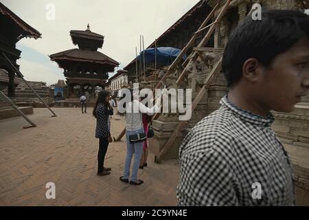 I turisti domestici nella storica piazza Durbar di Bhaktapur a Bhaktapur, un anno dopo i devastanti terremoti del 2015 hanno colpito il Nepal. Foto Stock