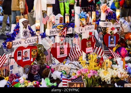 Un memoriale per le vittime dei bombardamenti alla Maratona di Boston. Foto Stock