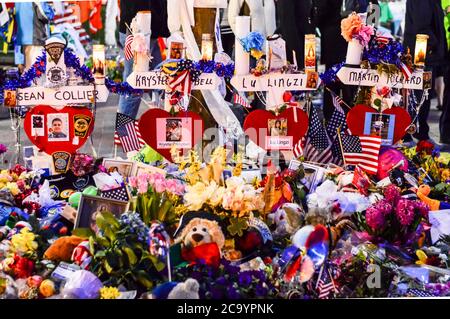 Un memoriale per le vittime dei bombardamenti alla Maratona di Boston. Foto Stock