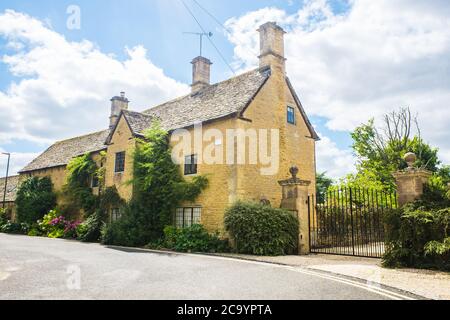 Casa rurale in pietra Cotswworld nella campagna dell'Inghilterra Foto Stock