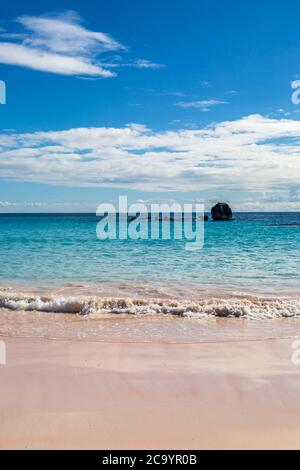 Affacciato sull'oceano dalla spiaggia di Horseshoe Bay, sull'isola di Bermuda Foto Stock