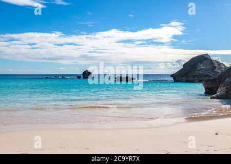 Vista sul mare dall'idilliaca baia di Horseshoe sull'isola di Bermuda Foto Stock