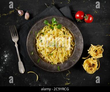Pasta fatta in casa su un piatto Foto Stock