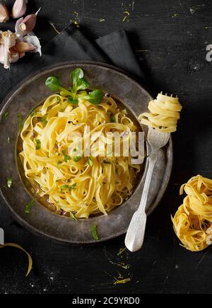 Pasta fatta in casa su un piatto Foto Stock