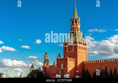 Mosca Cremlino sulla vecchia Piazza Rossa in estate, Mosca, Russia. E' una famosa attrazione turistica di Mosca, il principale punto di riferimento russo. Splendida Torre di Spasskaya Foto Stock