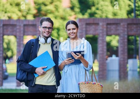 Coppia di studenti del campus che studiano all'aperto Foto Stock