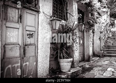 Atene - 6 maggio 2018: Vecchia strada con graffiti nel distretto di Plaka, Atene, Grecia. Plaka è una delle principali attrazioni turistiche di Atene. Tinta tradizionale Foto Stock