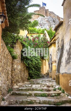 Distretto di Plaka ad Atene, Grecia. Strada stretta con scale vintage e vecchie case, vicolo tradizionale che si affaccia sulla famosa Acropoli di Atene. Plaka lo è Foto Stock