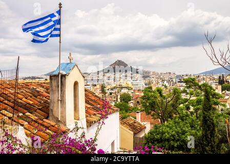 Skyline di Atene, vista panoramica da Anafiotika nel quartiere di Plaka, Grecia. Plaka è una famosa attrazione turistica di Atene. Vecchia casa o chiesa con greco Foto Stock