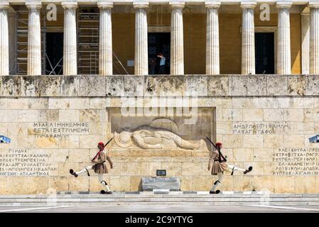 Atene - 9 maggio 2018: Cambio della guardia d'onore in piazza Syntagma ad Atene, Grecia. La guardia presidenziale in uniforme tradizionale sta marciando di fronte Foto Stock