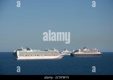 Navi da crociera: Azura, Queen Mary 2 e Marella Explorer 2 ancorati a Weymouth Bay. Mogled durante la pandemia di Covid-19. Dorset Coast, Inghilterra, Regno Unito. Foto Stock