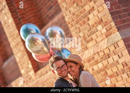 Adulti turisti felici di visitare Gdansk Polonia in estate Foto Stock