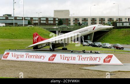 Il boss dell'Atlantico della Vergine Sir Richard Branson ha dirottato la Concorde della British Airways Il giorno in cui il primo volo Virgin è arrivato all'aeroporto di Heathrow 1991 cambiare la livrea in territorio vergine Foto Stock