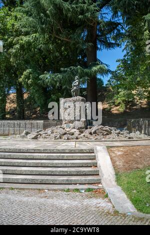 Viseu /Portugal - 07/31/2020: Veduta di un monumento, statua di Viriatus (Viriathus) da Lusitania, leader lusitano che combatté contro i Romani Foto Stock