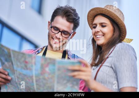 Adulti turisti felici di visitare Gdansk Polonia in estate Foto Stock