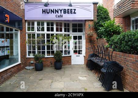 Tenterden, Kent, Regno Unito. 03 agosto 2020. Aggiornamento Coronavirus: Impatto COVID 19 sulla strada alta con più chiusure di negozi. Photo Credit: Paul Lawrenson-PAL Lawrenson/Alamy Live News Foto Stock