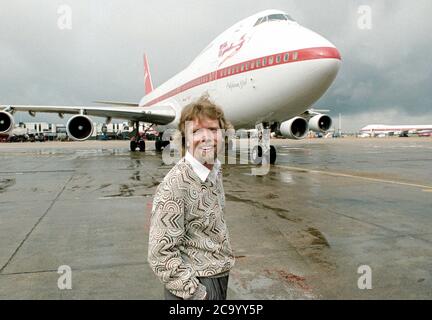 Il boss dell'Atlantico della Vergine Richard Branson all'aeroporto Heathrow di Londra 1991 si trova di fronte ad uno dei suoi aerei Boeing 747 che ha fatto il primo volo per Heathrow . Foto Stock