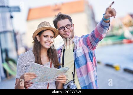 Adulti turisti felici di visitare Gdansk Polonia in estate Foto Stock