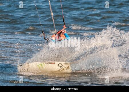 WALVIS BAY, NAMIBIA - 8 GIUGNO 2011: Windsurf nella laguna di Walvis Bay sulla costa atlantica della Namibia Foto Stock