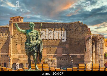 Statua in bronzo di Augusto, Roma - Italia Foto Stock