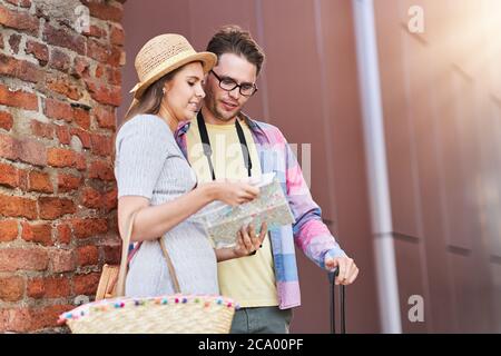 Adulti turisti felici di visitare Gdansk Polonia in estate Foto Stock