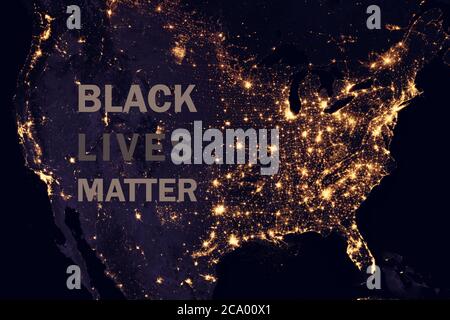 Black Lives Matter slogan sulla mappa notturna degli Stati Uniti, foto satellitare globale. Marches di protesta e rivolte contro la violenza della polizia, movimento per i diritti civili. Elementi Foto Stock