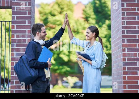 Coppia di studenti del campus che studiano all'aperto Foto Stock