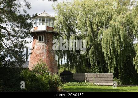 Antico mulino a vento convertito in alloggio, vicino al salice, Norfolk Broads, Inghilterra Foto Stock