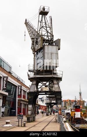 Vecchia gru elettrica n. 30 sui Princes Wharf Bristol Docks, con rimorchiatore "John King", Bristol, Inghilterra. Foto Stock