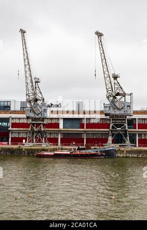 No's 31 e 32, Old Electric gru a Princes Wharf, con le navi "Mayflower" e piroscafo "Pyronaut" Bristol Docks, Bristol, Inghilterra. Foto Stock