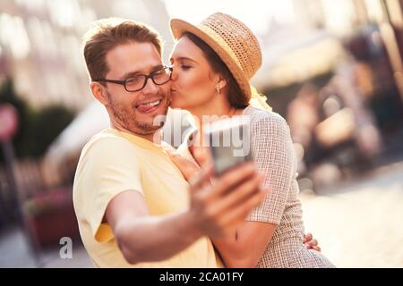 Adulti turisti felici di visitare Gdansk Polonia in estate Foto Stock