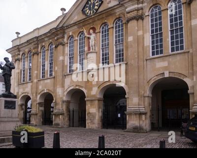 La Shire Hall in Agincourt Square Monmouth South Wales un edificio di primo grado costruito nel 1724 Monmouthshire scultura di Charles rotola fuori Foto Stock