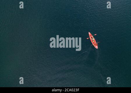 kayak galleggia sul fiume vista aerea, vista dall'alto da un drone, due ragazzi in canoa Foto Stock